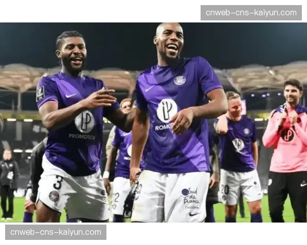 法甲官方在大巴黎vs图卢兹比赛中测试VAR沟通语音播报，增强裁判判罚透明度